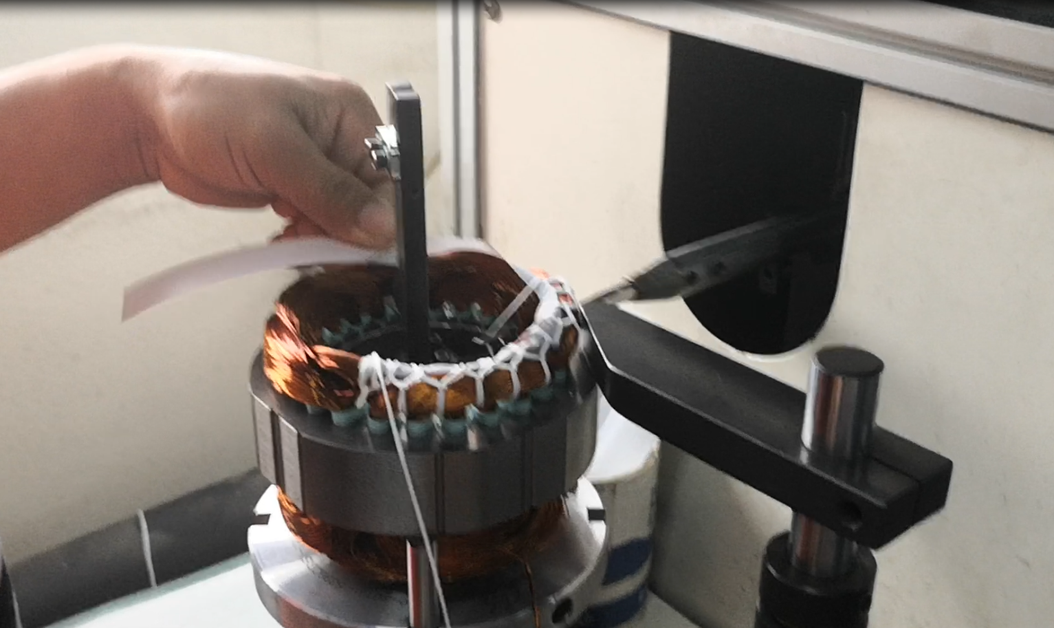 使用终端成型机进行电动机生产中的电线线圈形状